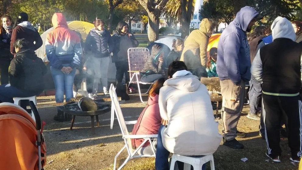 Reclamo por lotes sociales: trece personas en huelga de hambre