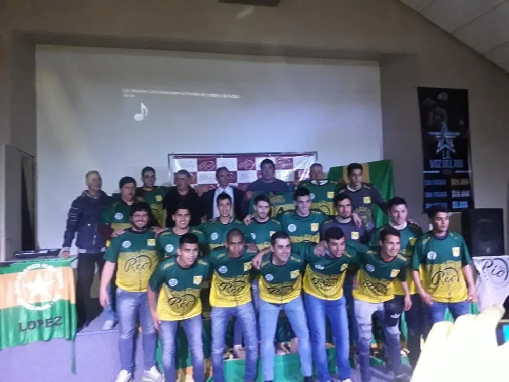El Club Atlético Almafuerte presentó su nueva Indumentaria Deportiva en Sede del Casino del Río