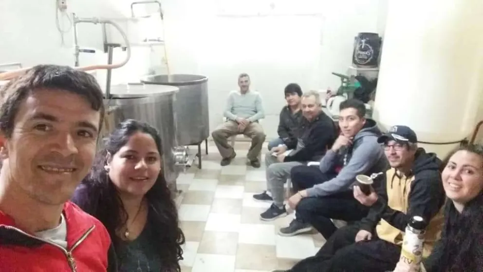 En Valle Medio, aprenden a elaborar cerveza artesanal como una salida laboral