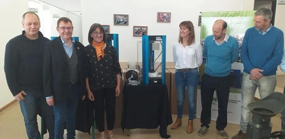 La ministra Silva entregó impresoras 3D al CEAER