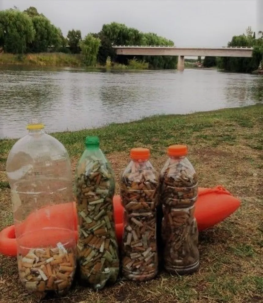 Guardavidas juntan colillas en Pomona: "Nos felicitan y a los minutos están tirando el cigarrillo"