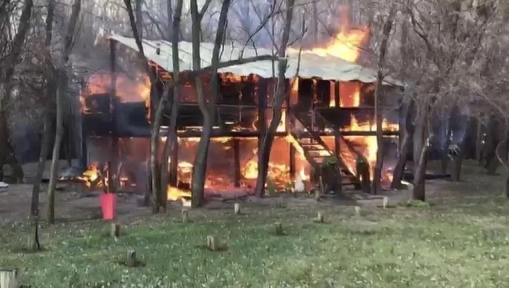 Choele: devastador incendio en el emprendimiento turístico Isla Porá