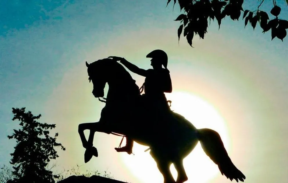 ¿De qué color era el caballo blanco del General San Martín?