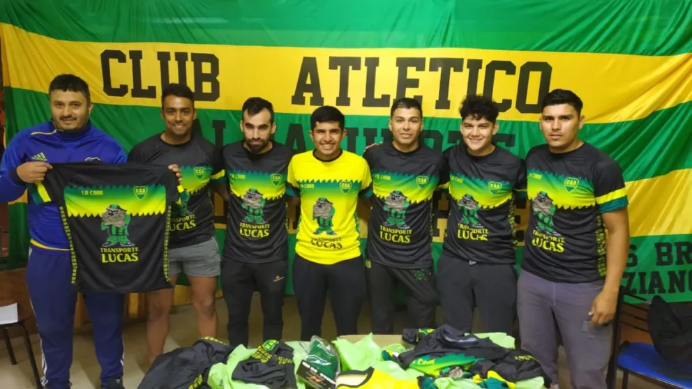 El club Almafuerte presentó nueva indumentaria y avanzan con obras importantes