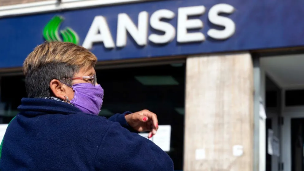 Jubilaciones: anuncian un aumento del 21% y un bono por tres meses