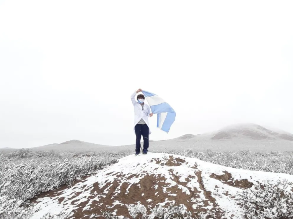 Tahiel, el chico de 10 años que prometió la bandera en la loma más alta de Sierra Colorada
