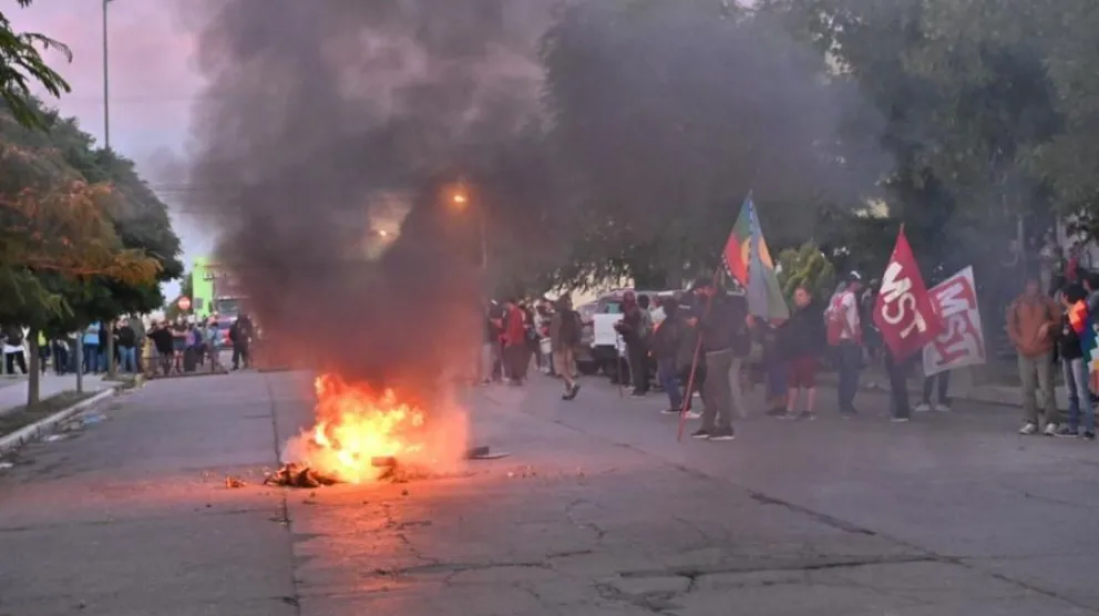 Aprobación de ley que habilita minería en Chubut: Denuncias de represión y casa gobierno en llamas