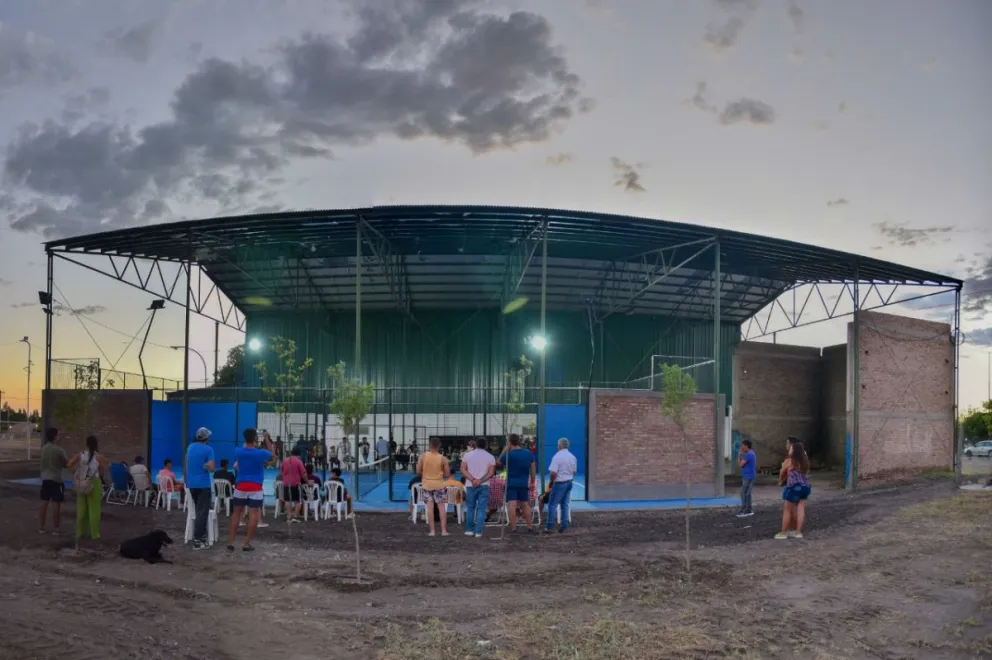 Darwin inauguró la cancha de pádel: "Esto hace al crecimiento de un pueblo"