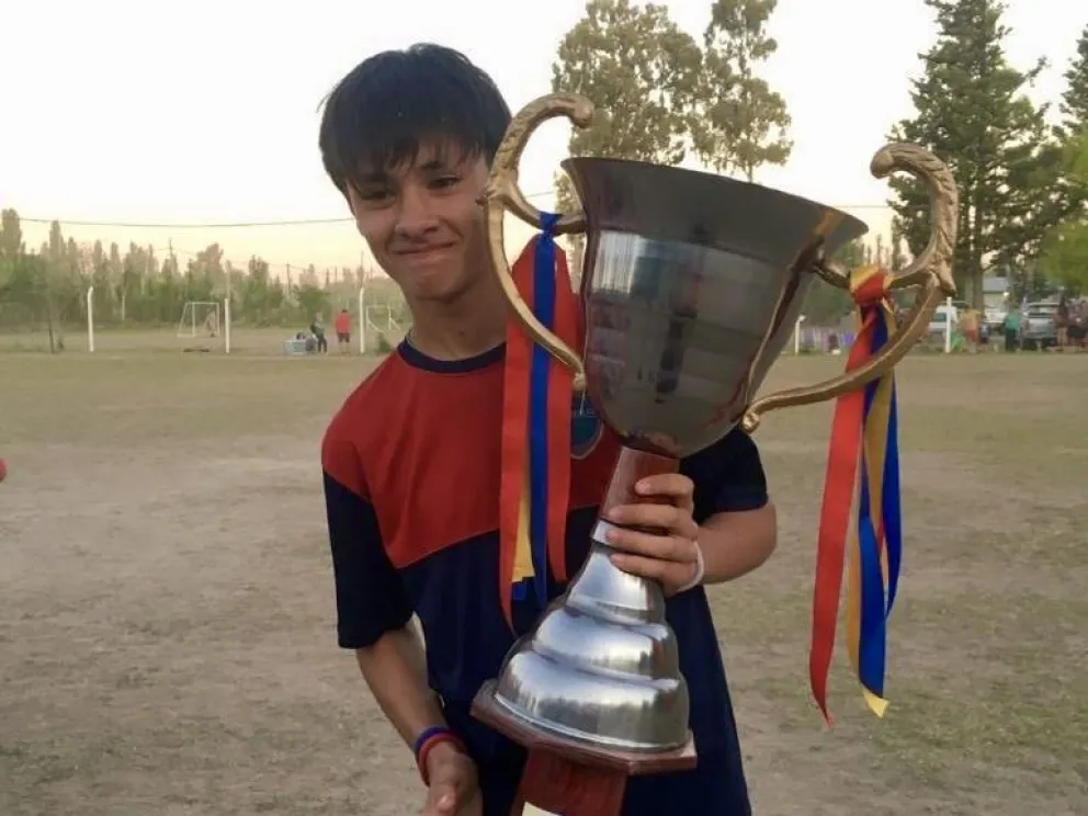 "Yo solo quiero jugar al fútbol": Santino vende ensaladas de frutas para cumplir su sueño