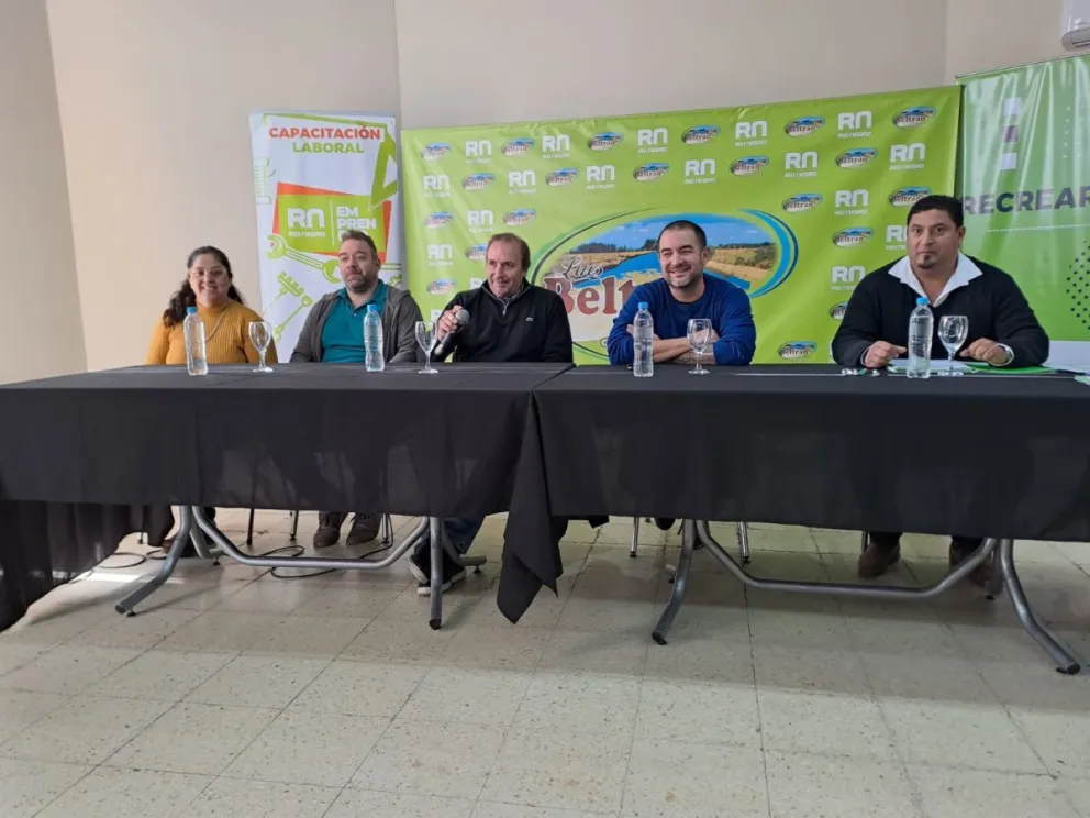 Firma de los convenios "Recrearte" y "Emprender" en Luis Beltrán