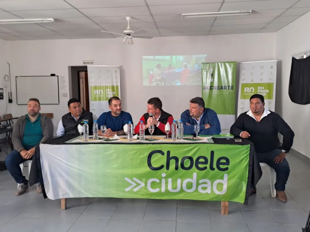 Firma de los convenios "Recrearte" y "Emprender" en Choele Choel