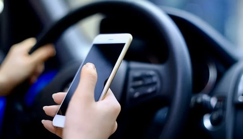 Taxista usaba su celular mientras manejaba y chocó a una camioneta