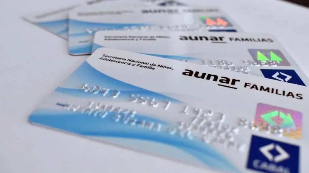 La Provincia hace entrega de las tarjetas "Aunar Familias"