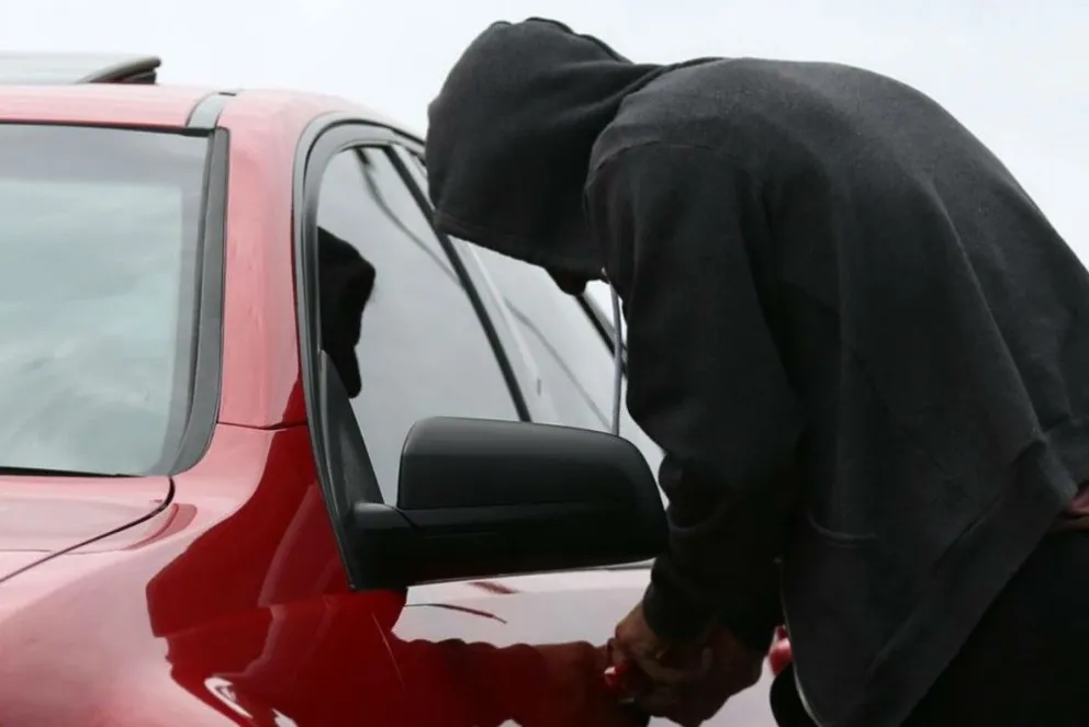 Le robaron en el estacionamiento de un supermercado y deberán resarcirlo