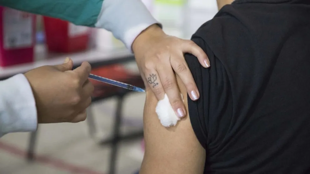 Gripe: instan a personas que integren grupos de riesgo a vacunarse