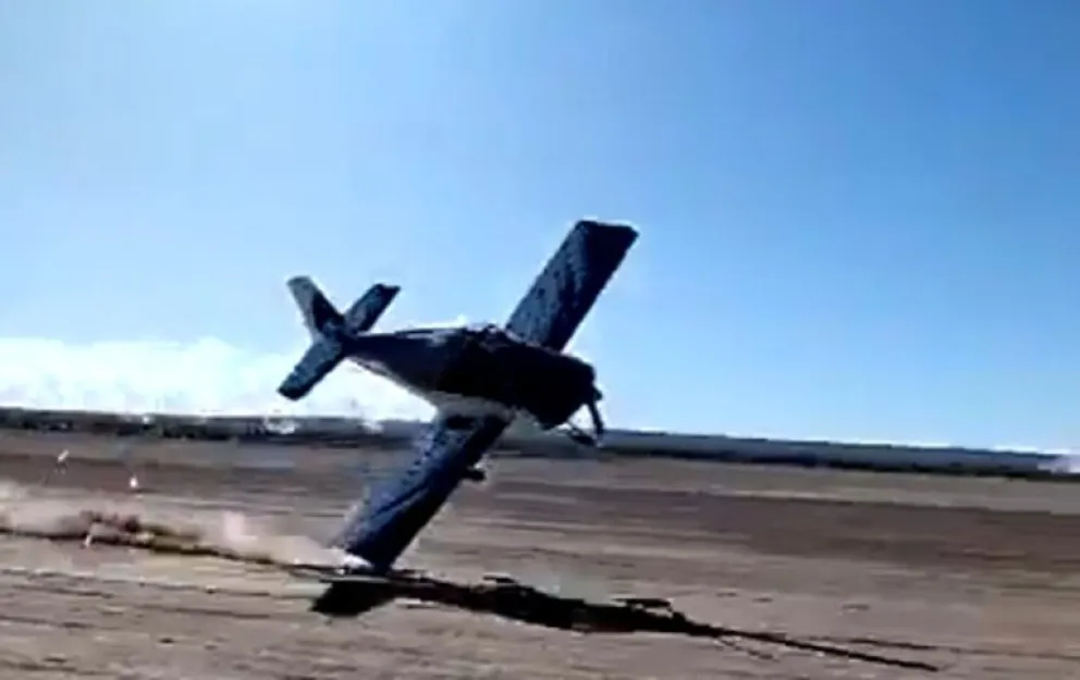Un avión chocó una de sus alas a pocos metros del festival aéreo de Allen