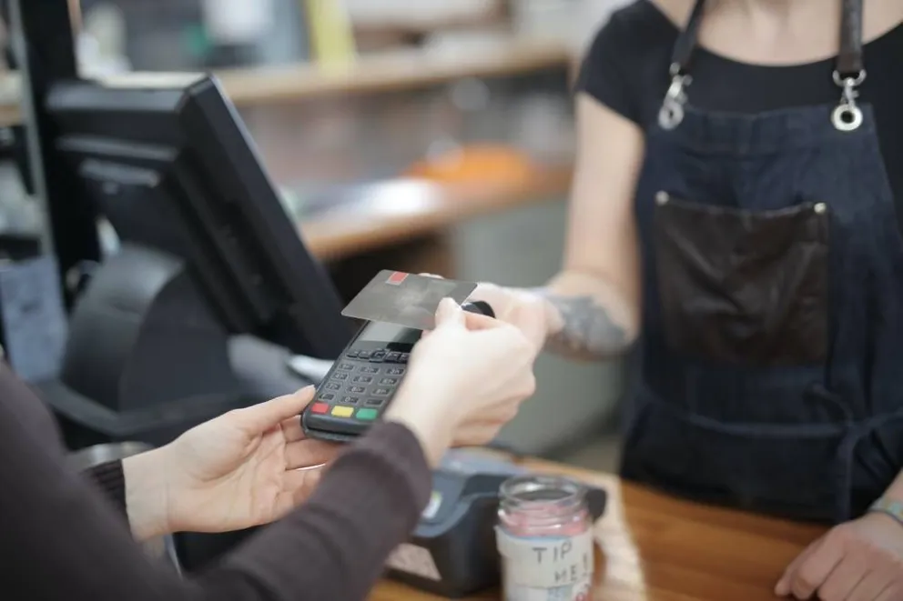 Los comercios rionegrinos no podrán manipular tarjetas de débito o crédito