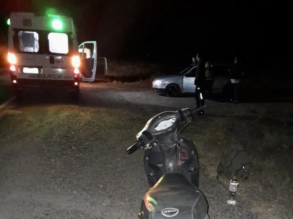 Circulaba en moto con su hijo cuando perdió el control y sufrieron un accidente