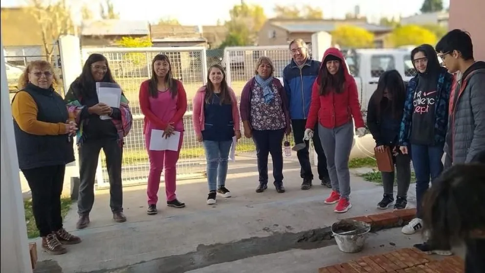 Estudiantes de Lamarque amplían un Centro de Atención Primaria de la Salud