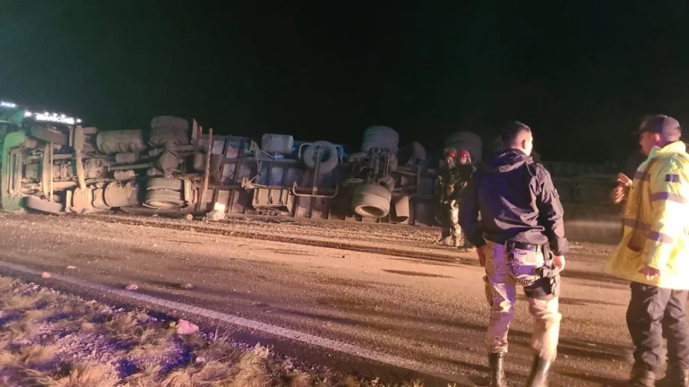 Vuelco de un camión en la RN 22 en cercanías a Río Colorado