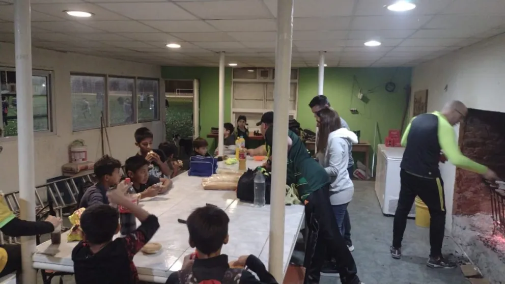 El Club Almafuerte ofrece merienda y cena a los chicos de las inferiores