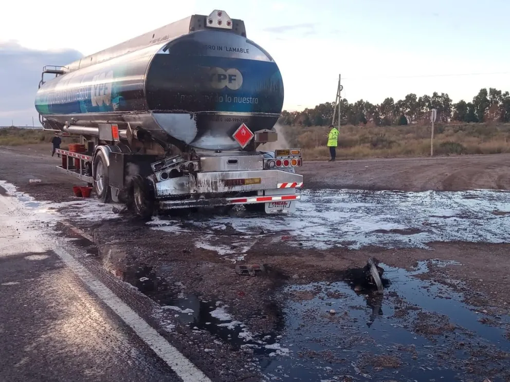 Incendio de un camión con cargas peligrosas en la RN 22