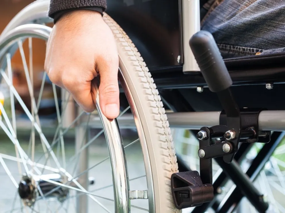 Confirman amparo de salud por demora injustificada para proveer una silla de ruedas