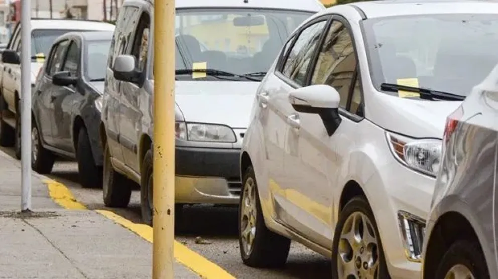 Le chocaron el auto y la aseguradora la culpó por estacionar muy lejos del cordón