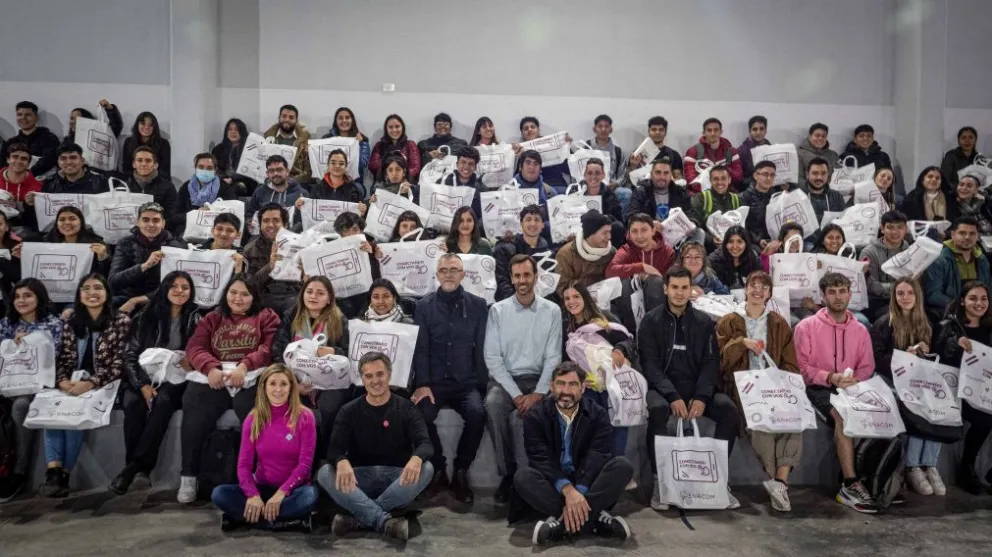 "Conectando con vos": entregan más de 500 tablets para estudiantes de la UNRN