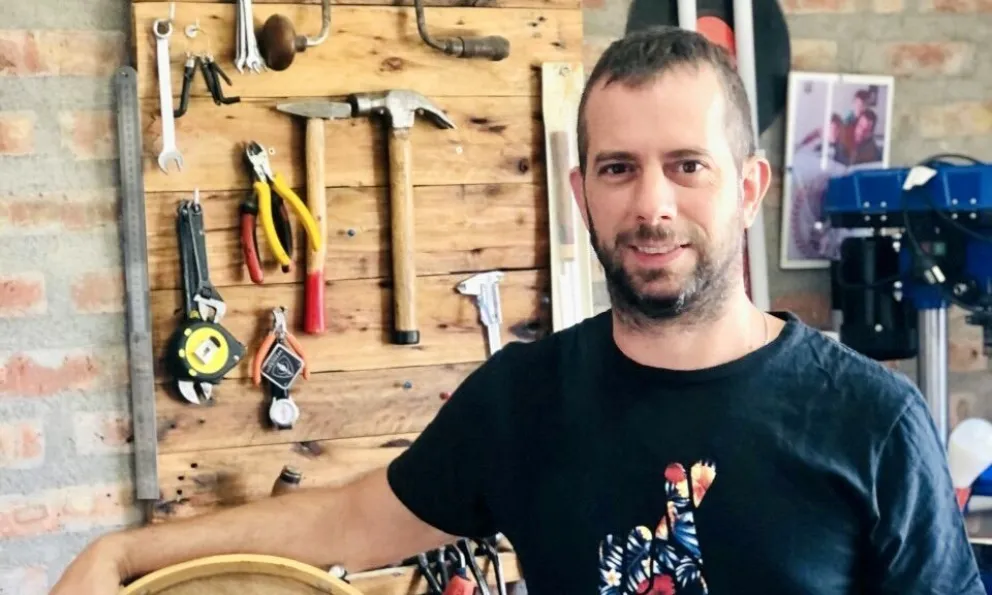 Federico Gómez, el luthier del Valle Medio