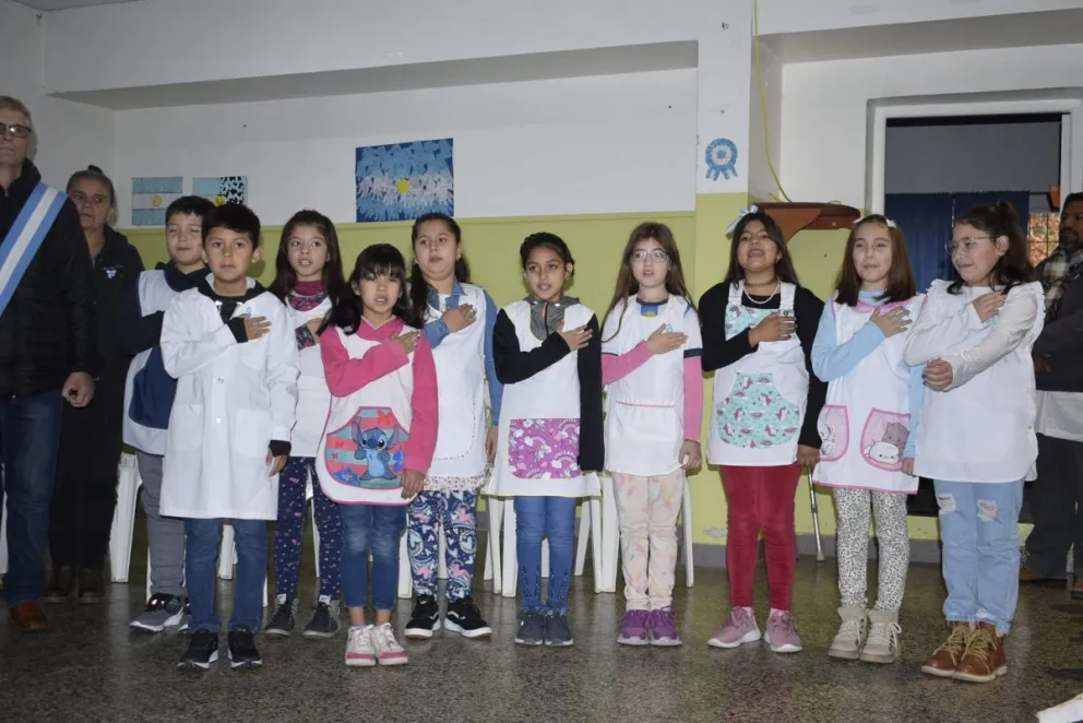Alumnos de 4° grado de Pomona prometieron lealtad la bandera