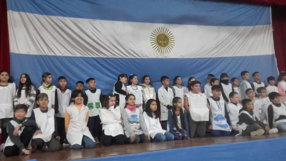 Estudiantes de 4º grado de Choele Choel prometieron lealtad a la Bandera