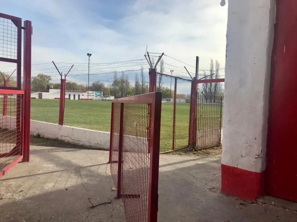 El árbitro dijo que se podía jugar pero Sportsman no se presentó: pierde los puntos y multa