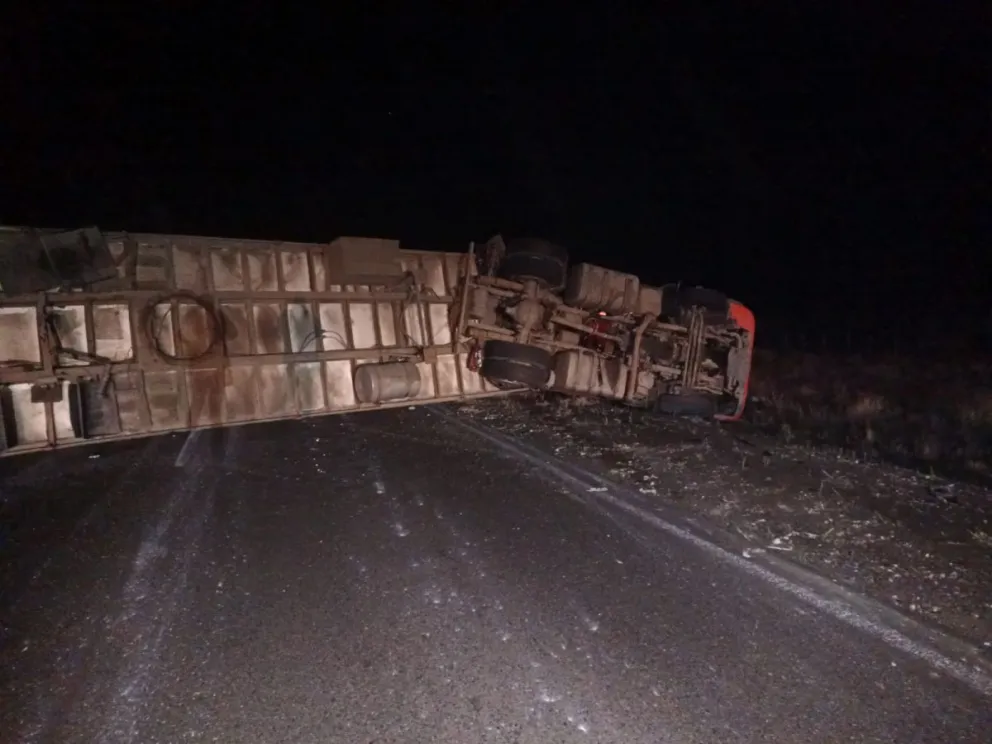 Despiste seguido de vuelco de un camión en la Ruta Nacional 22