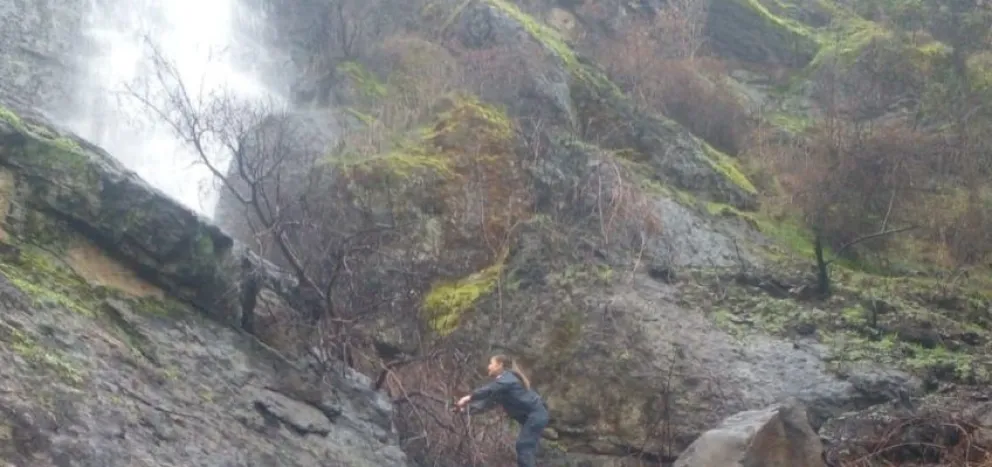 Mujer policía rescató a un niño con autismo que estaba al borde de una cascada