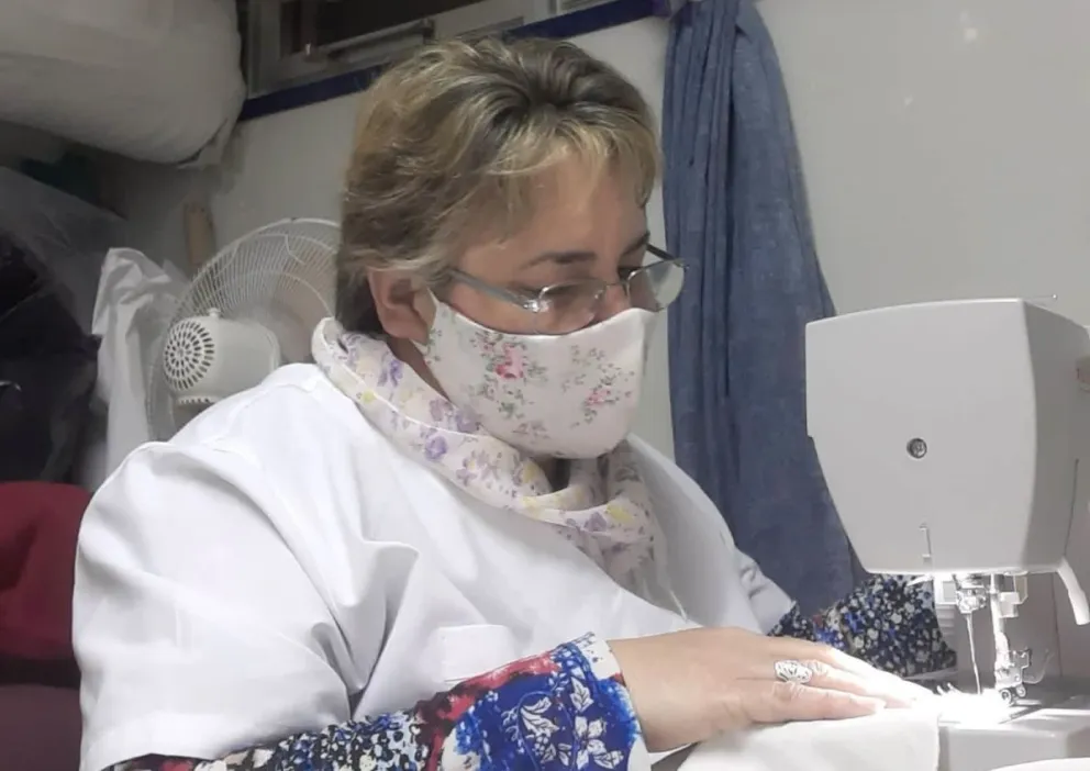 Nancy Davies, la costurera silenciosa del hospital de Choele Choel: "Soy feliz con mi trabajo"