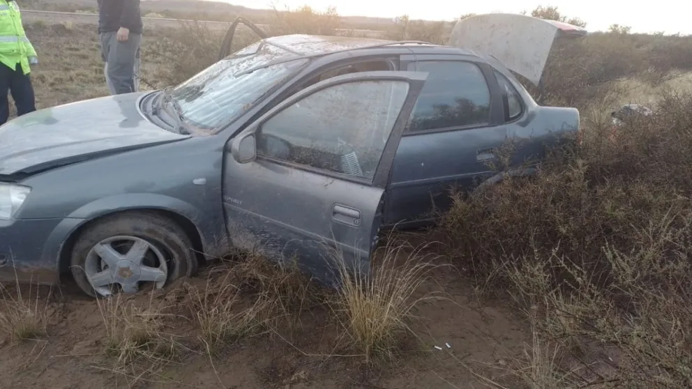 Despiste seguido de vuelco entre Coronel Belisle y Darwin