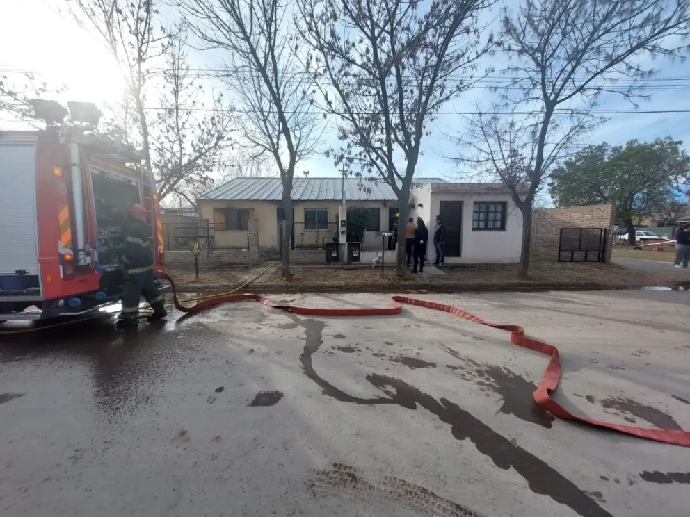 Se acostó fumando: incendio en una vivienda de Río Colorado