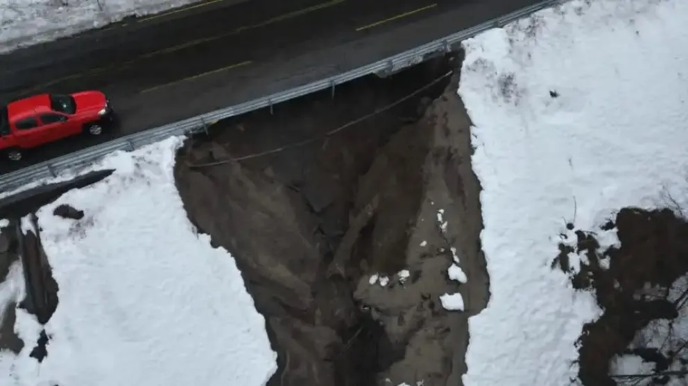 Impresionante socavón en el Paso Cardenal Samoré