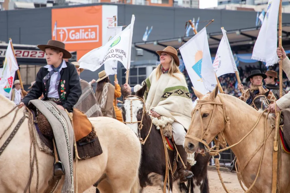 El poncho de Río Negro se lució en la Expo Rural 2023: qué significan sus colores
