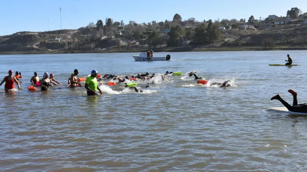 La natación de aguas frías volvió a copar el río Negro en Viedma