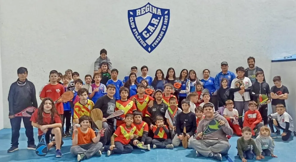 Destacada participación de la escuela de pelota paleta de Luis Beltrán en Villa Regina