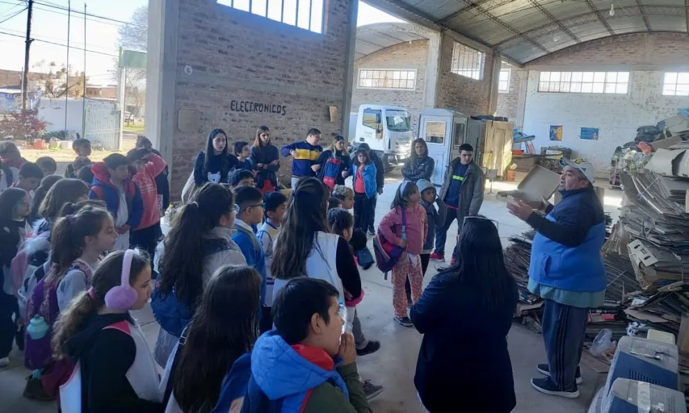 Niños trabajan en un proyecto de reciclaje y visitaron el Centro de Acopio de Residuos