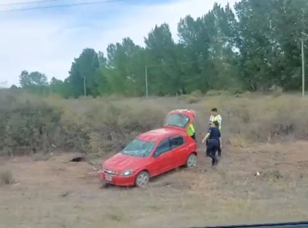 Despiste seguido de vuelco en la RN250 