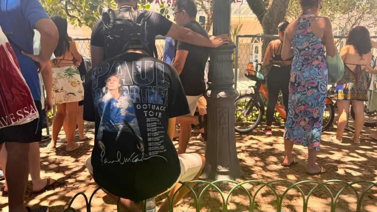 La gente espera que Paul salga del hotel 