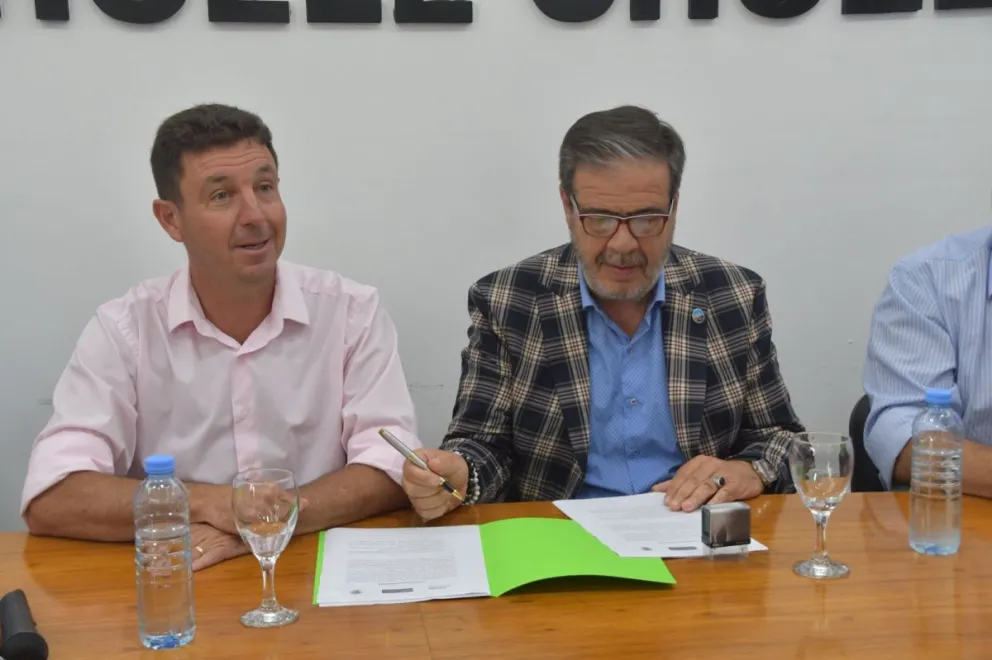 Firman acuerdo para que productores del Valle Medio vendan en San Antonio Oeste 