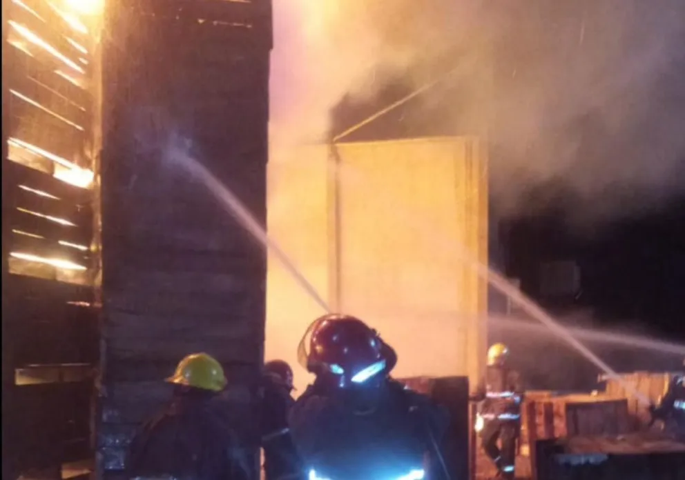 Incendio arrasa cerca de 4.000 bines en galpón de empaque en Lamarque