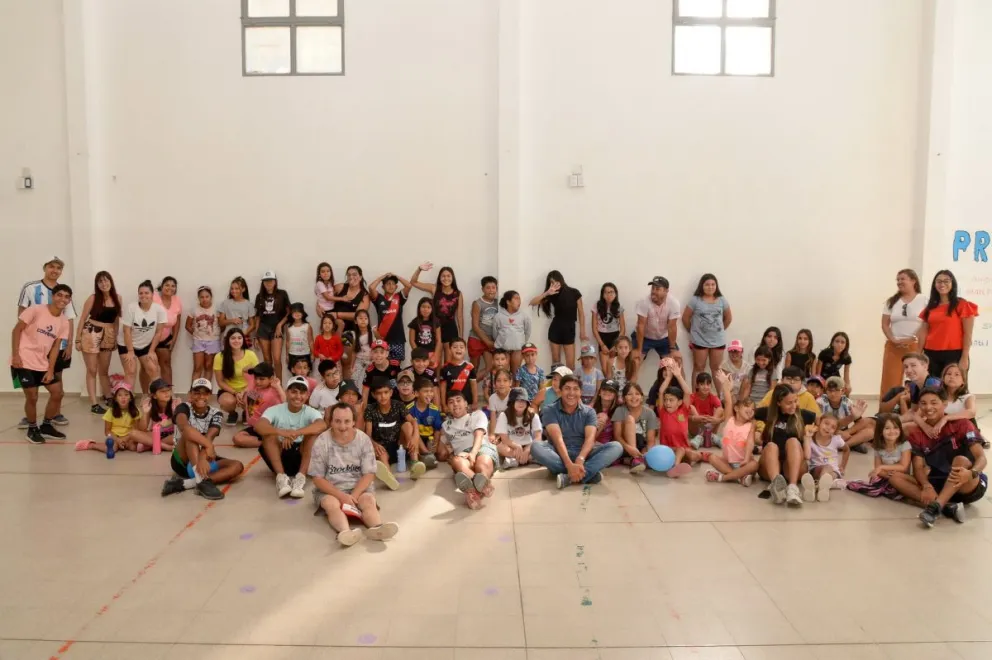 El Intendente de Darwin Victor Hugo Mansilla inauguró la Colonia de Vacaciones