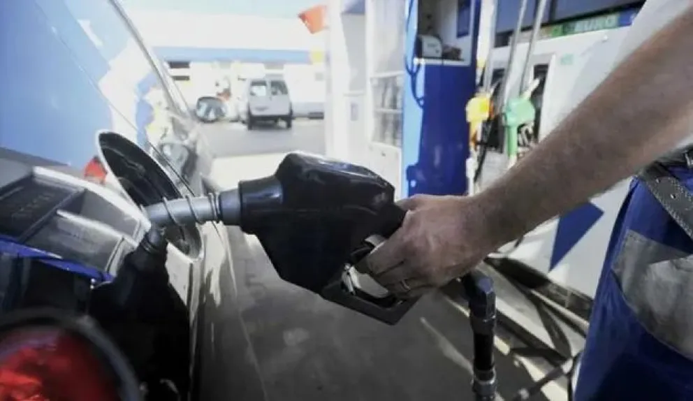 Petroleras reducen precios para frenar pérdida de clientes