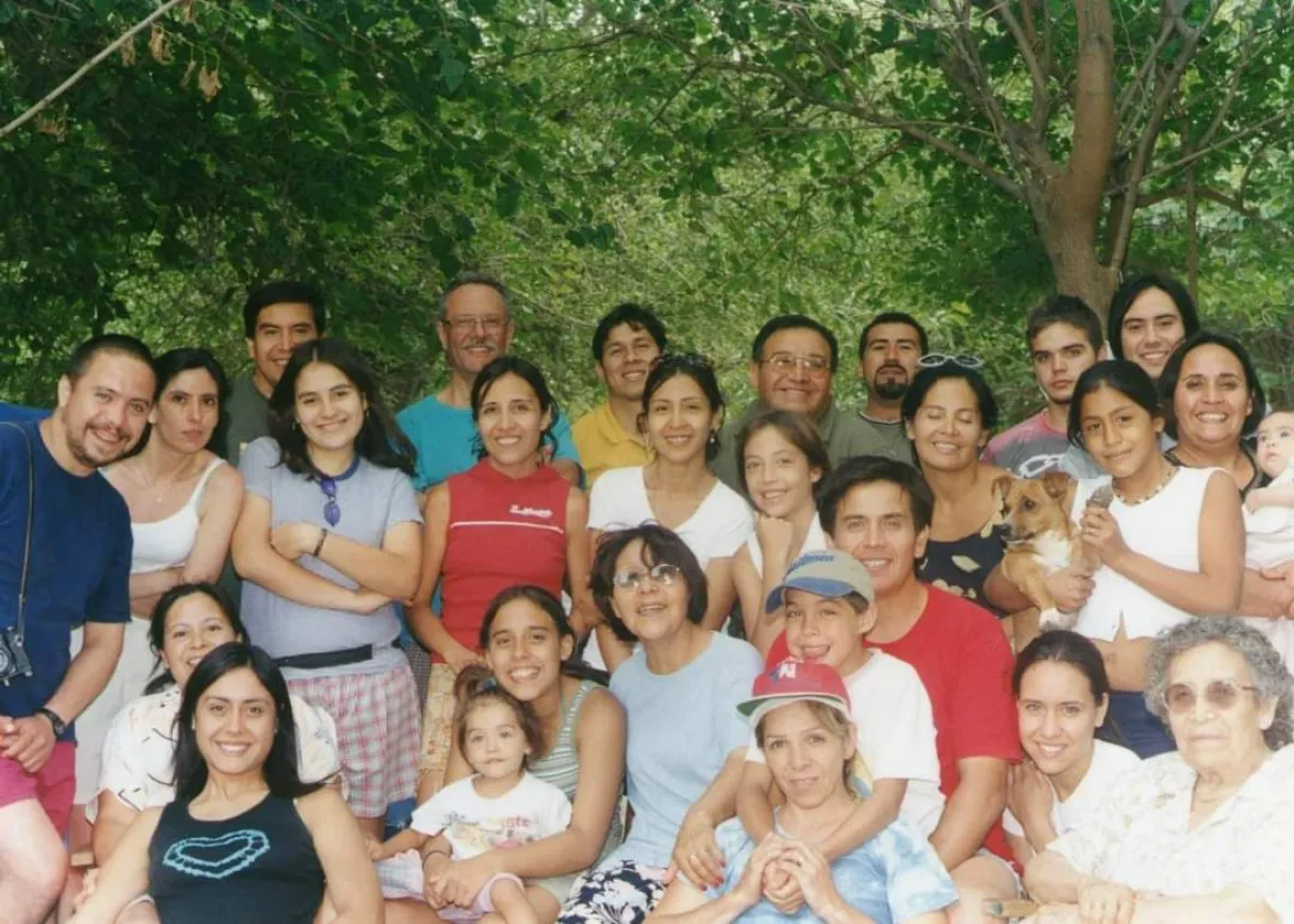 Gran parte de la familia cuando Doña Carmen cumplió 80 años, entre ellos María en brazos de una prima.